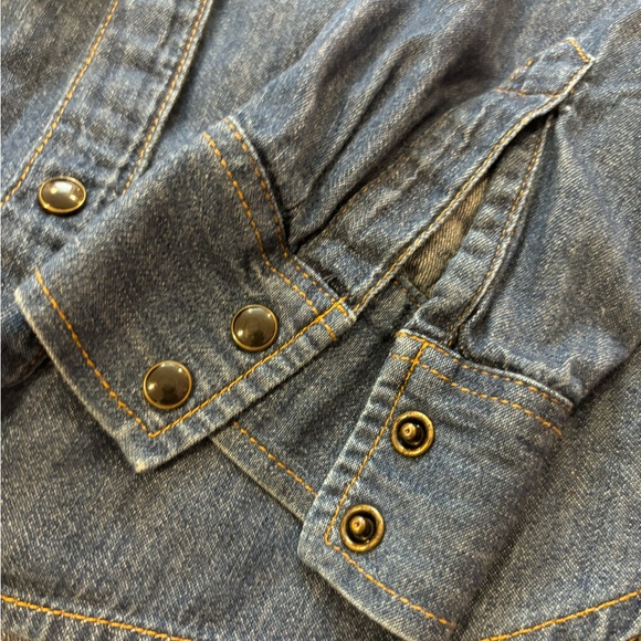 Gap western style Jean shirt M with snap button. - Picture 5 of 5